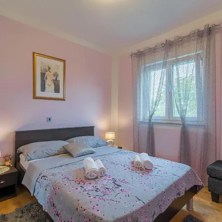 Quaint Holiday In With Garden